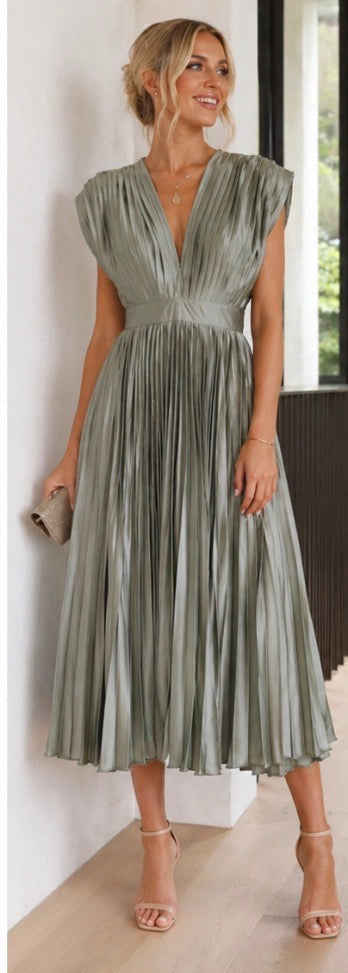 Violet & Grace™ | Timeless Pleated Midi Dress